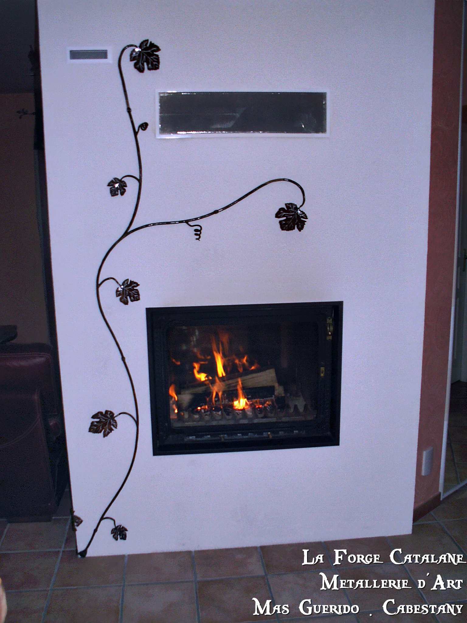 deco de cheminee motif feuille de vigne  forge catalane.jpg